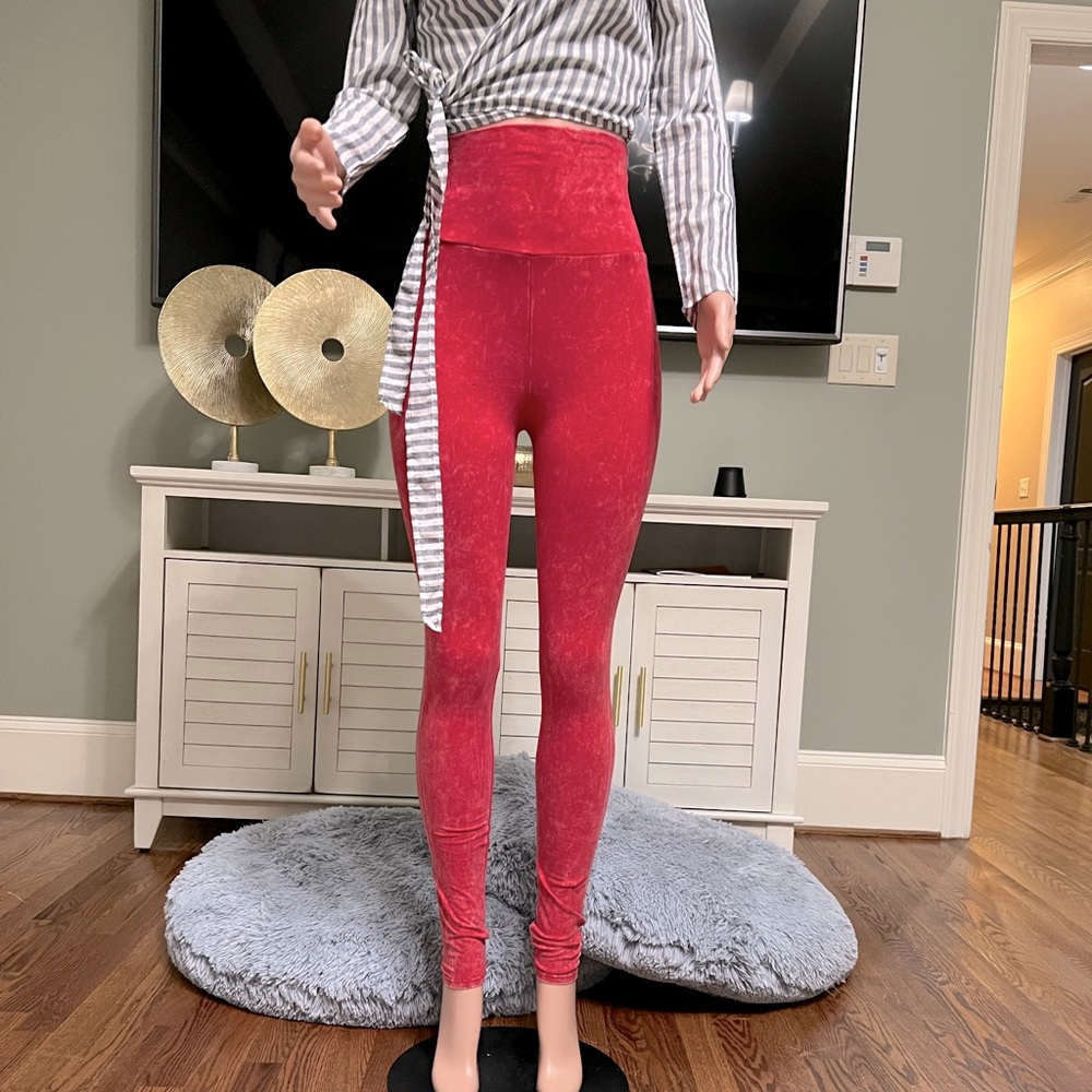 “A Vibe” Hi-Waist Red Washed Leggings. Size M. Great Stretch & Fit!